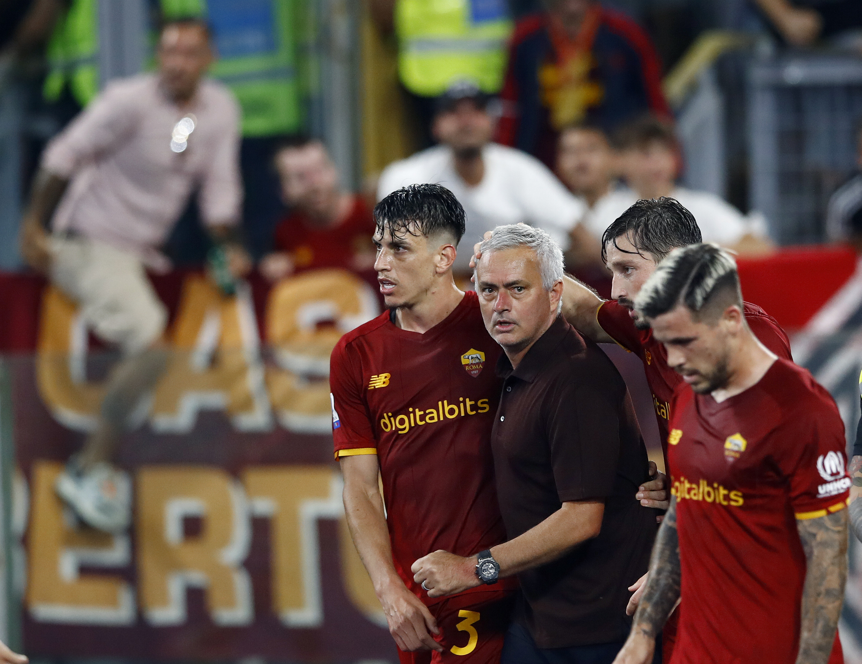 ROME, ITALY - SEPTEMBER 12: (BILD OUT) Jose Mourinho Head Coach of AS Roma celebrates after scoring his team's second goal with teammates during the Serie A match between AS Roma and US Sassuolo at Stadio Olimpico on September 12, 2021 in Rome, Italy. (Photo by Matteo Ciambelli/DeFodi Images via Getty Images)