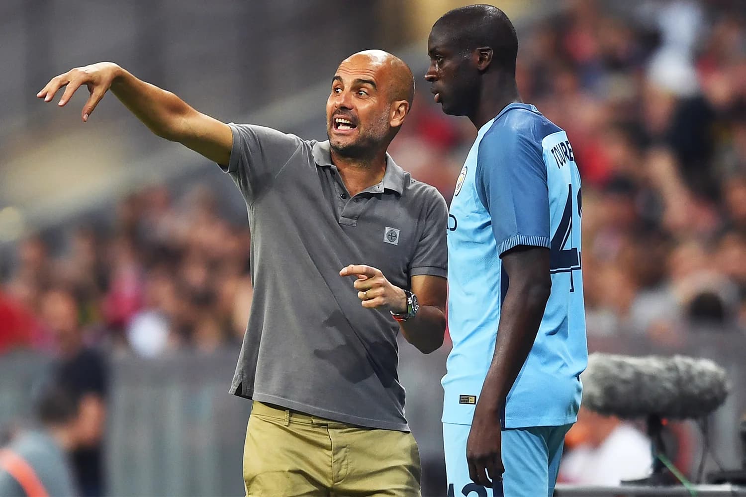 O técnico do Manchester City, Pep Guardiola, conversa com o jogador Yaya Touré, durante partida amistosa contra o Bayern de Munique - 20/07/2016
