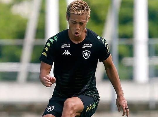 Ex-Botafogo, Honda volta ao futebol em clube de Singapura