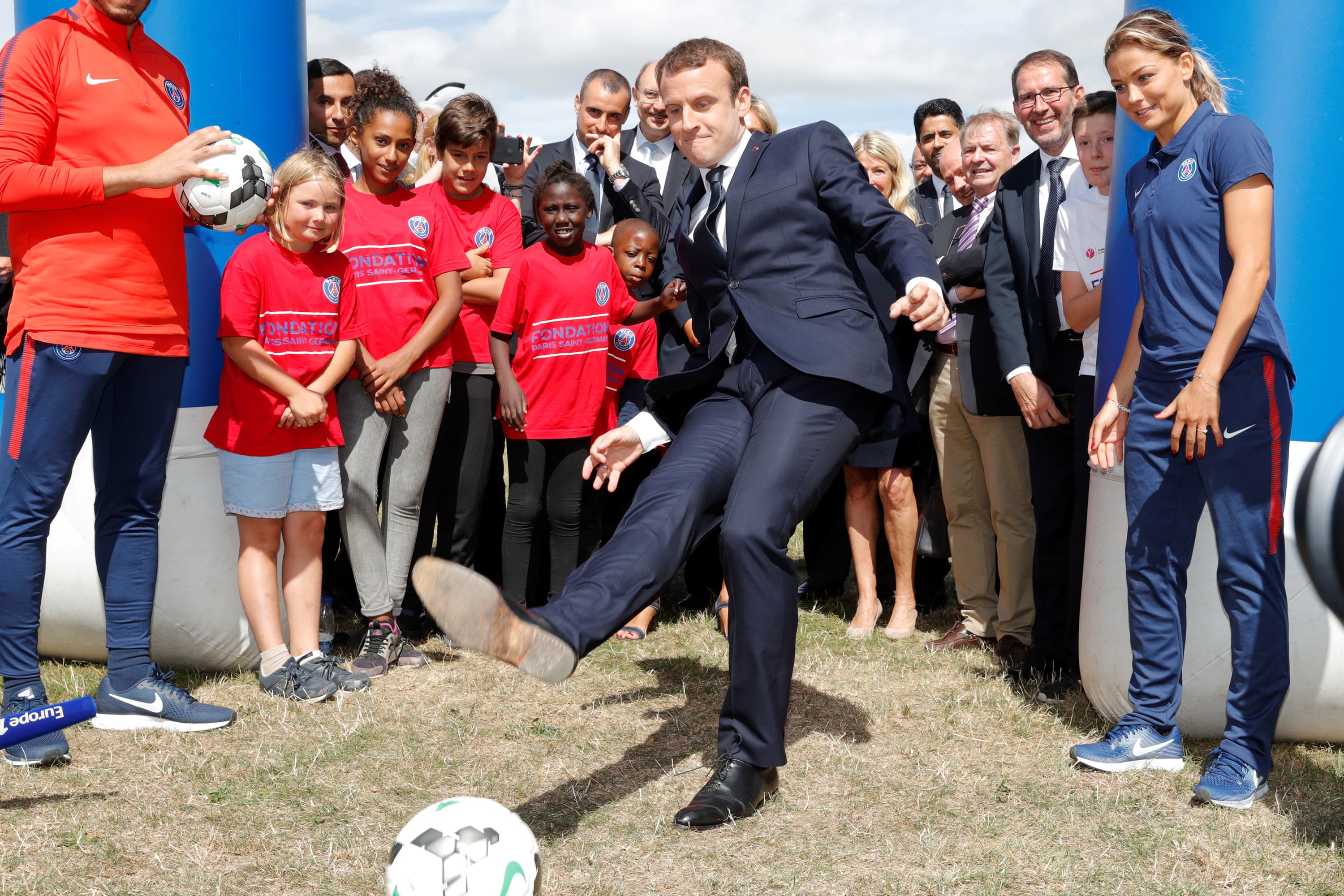 Macron pode ser próximo presidente da Fifa, diz revista