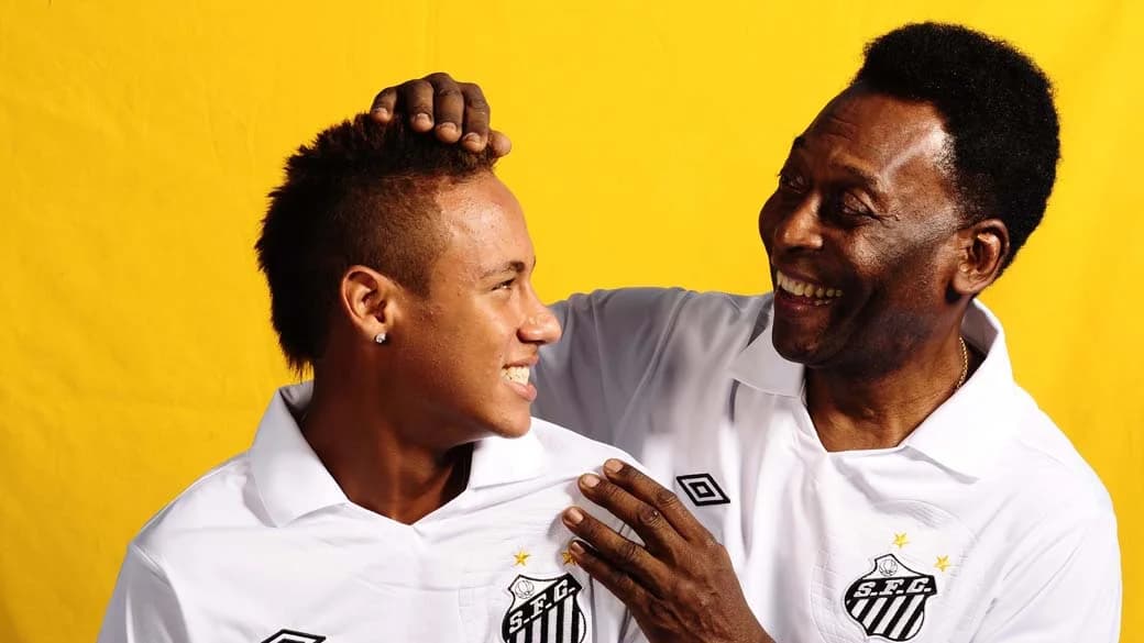 Neymar e Pelé em ensaio de capa para a edição de aniversário dos 40 anos da Placar, em 2010 -