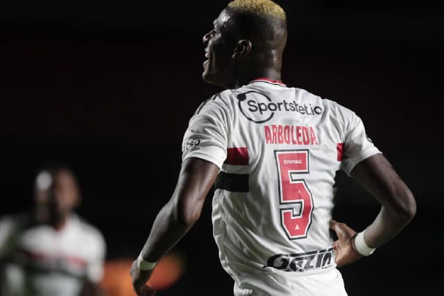 Diretor do São Paulo critica sumiço de Arboleda: ‘É uma falta de respeito’