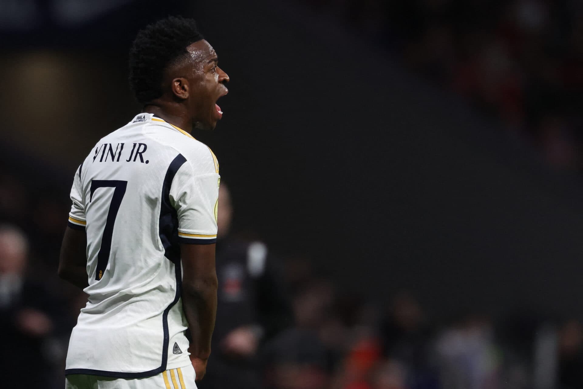 Vini Jr. é alvo de racismo no clássico entre Real e Atlético de Madrid; veja o vídeo