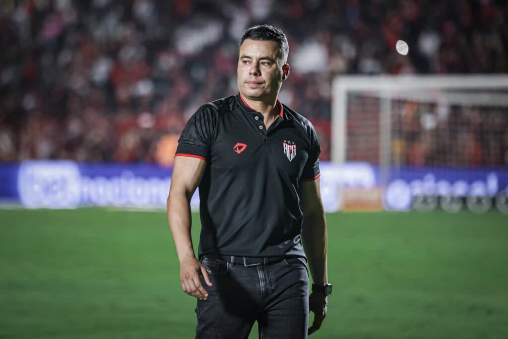 Em alta, Jair Ventura supera ‘pancadas’ e desafia rótulo de retranqueiro