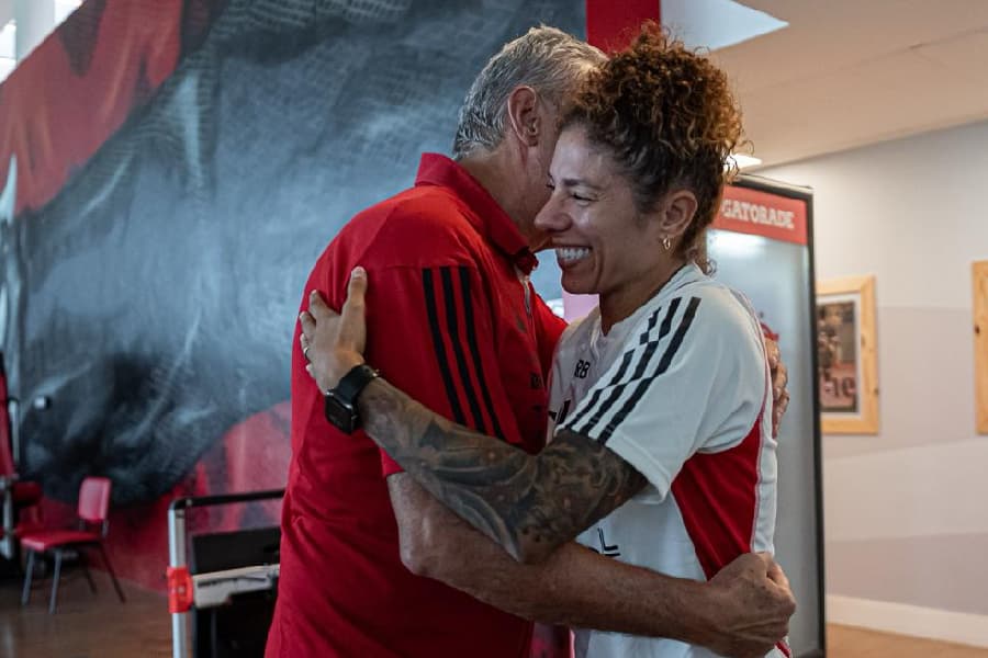 Cristiane chega ao Flamengo e é recebida por Tite e Gabigol