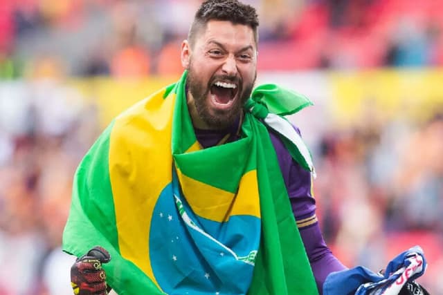 Heroísmo e depressão: Lucas Covolan faz história por time da 6ª Divisão inglesa