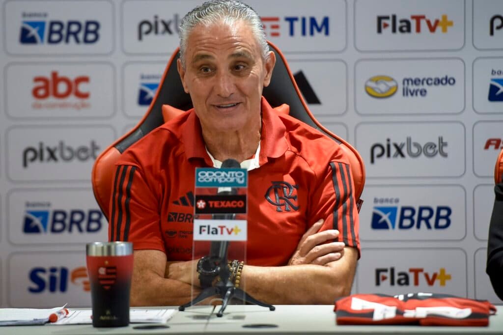 Pressionado, Tite admite queda de rendimento do Flamengo