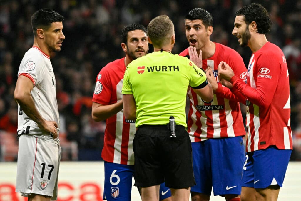 Cartão azul? Entenda a novidade que deve ser testada no futebol