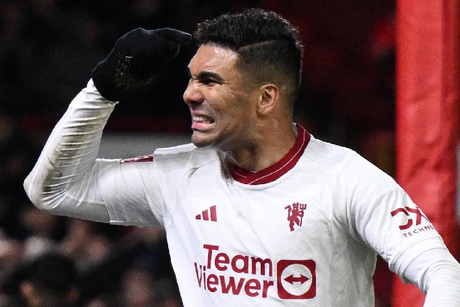Casemiro marca, termina com cabeça sangrando e classifica United