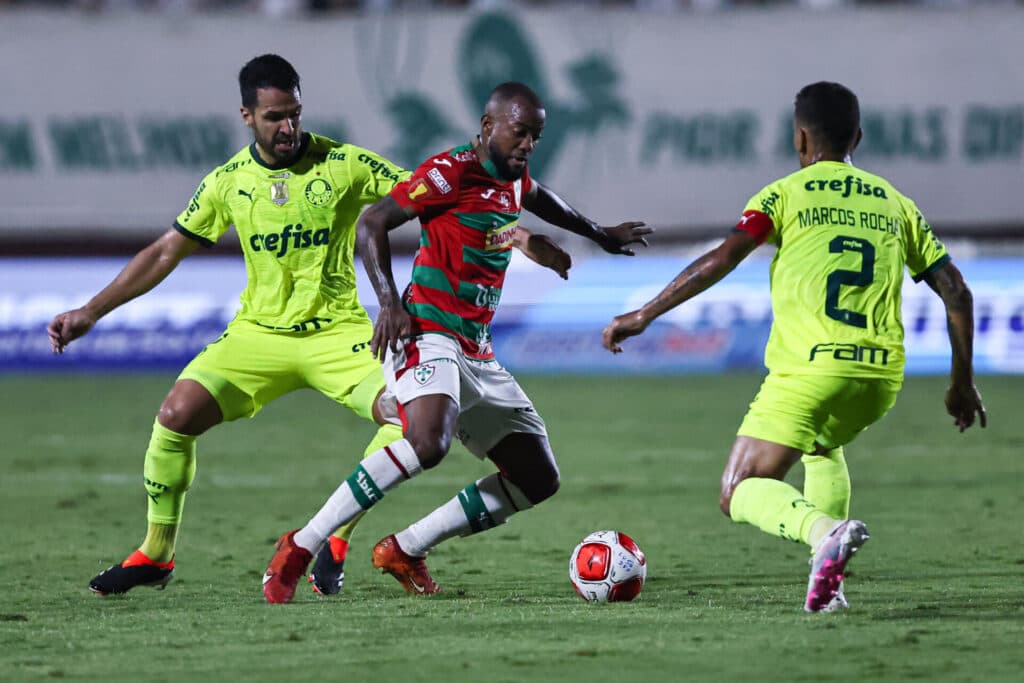 Palmeiras vence a Portuguesa e assume melhor campanha do Paulistão