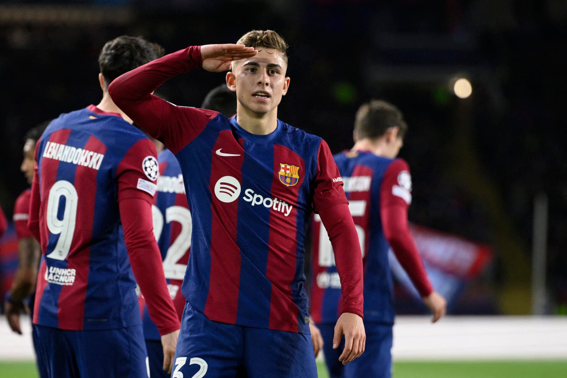 Arsenal avança nos pênaltis e Barcelona supera desconfiança na Champions