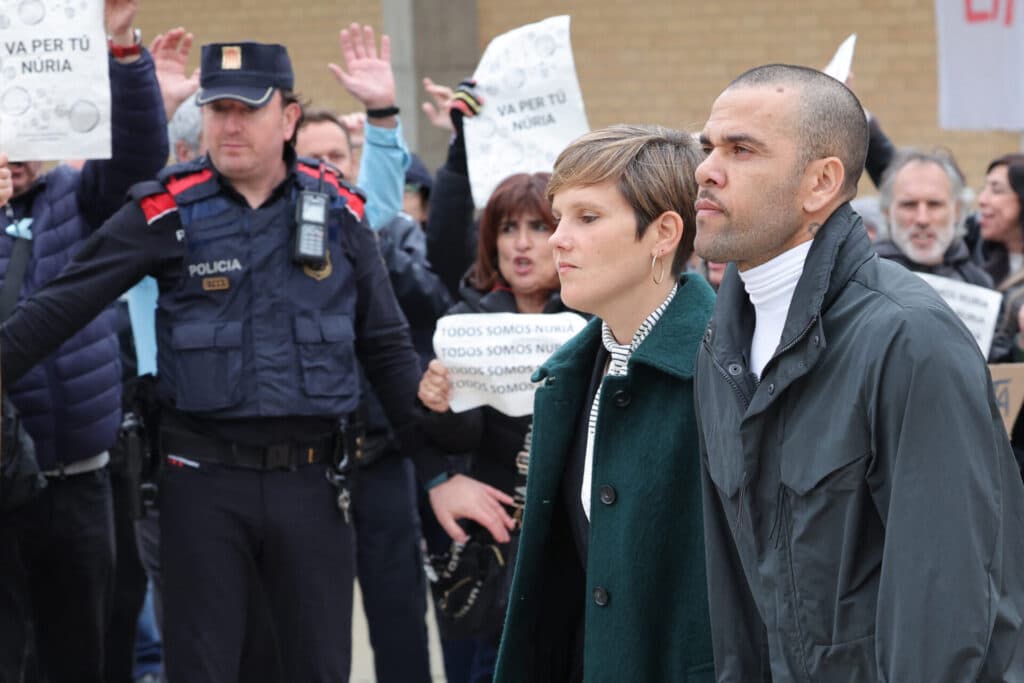 Daniel Alves paga fiança e deixa prisão em Barcelona após 14 meses