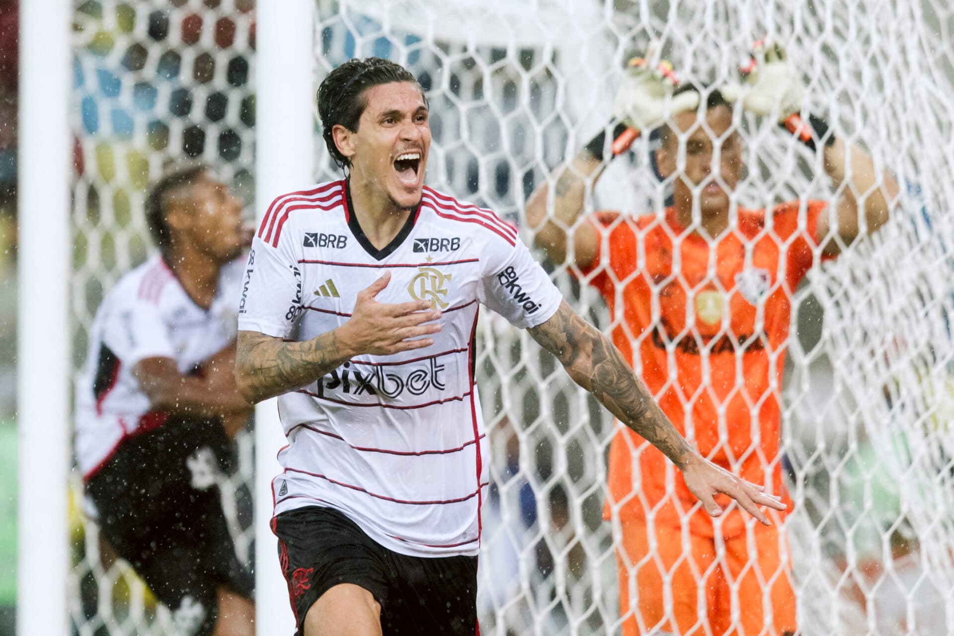 Flamengo domina o Flu, cria vantagem e se aproxima da final do Carioca