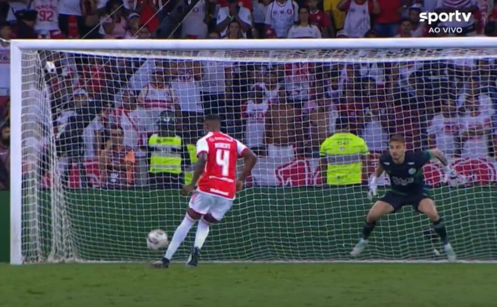 Robert Renan entra na lista de erros bizarros de cavadinha