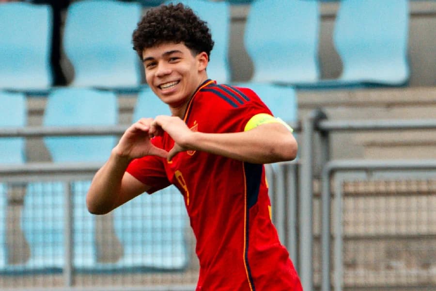 Enzo Alves, filho de Marcelo, marca primeiro gol pela Espanha