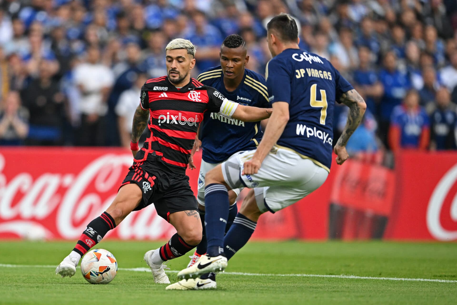 Flamengo tem estreia frustrante na Libertadores e sofre empate do Millonarios
