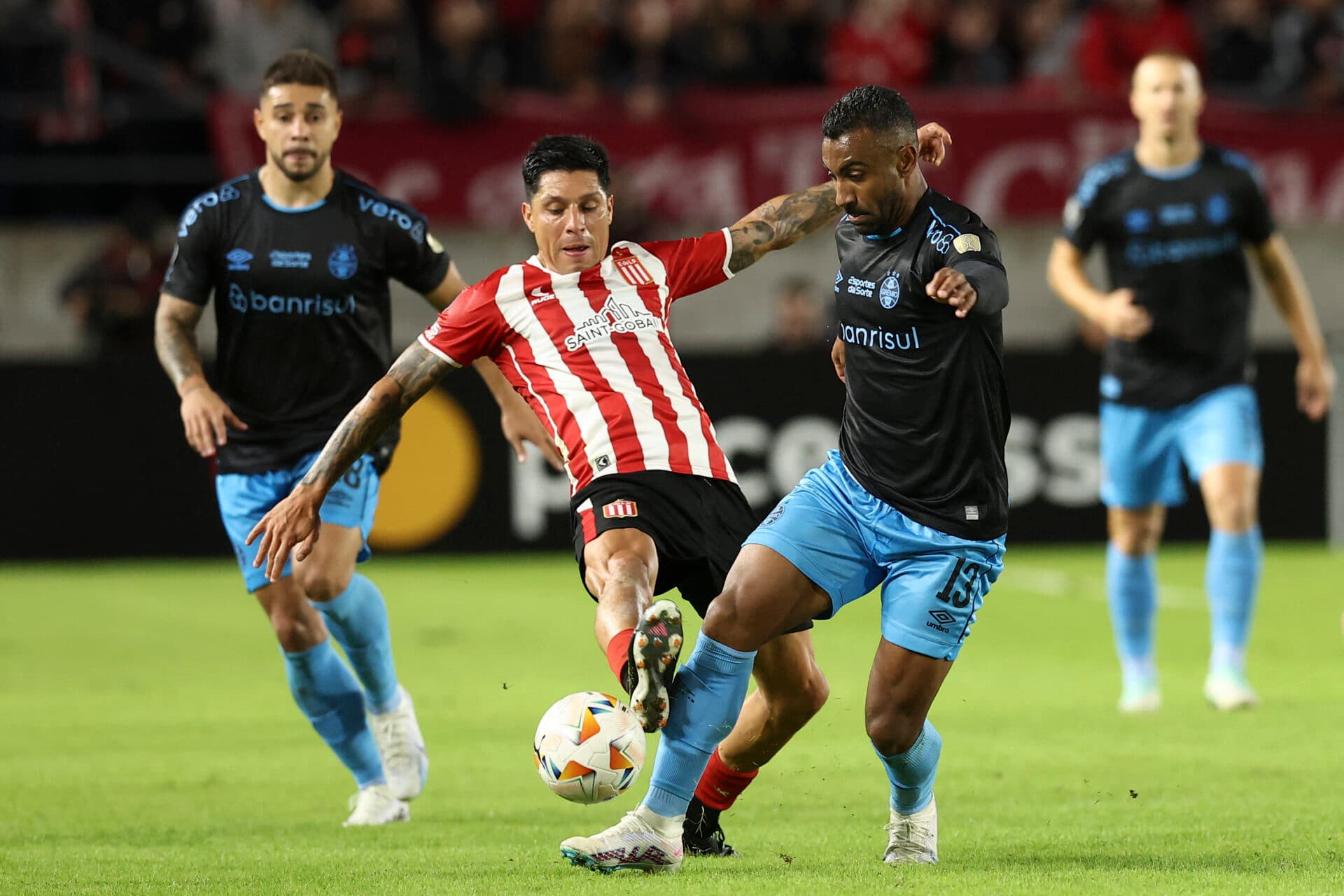 Grêmio consegue resultado heroico contra Estudiantes e segue vivo na Libertadores