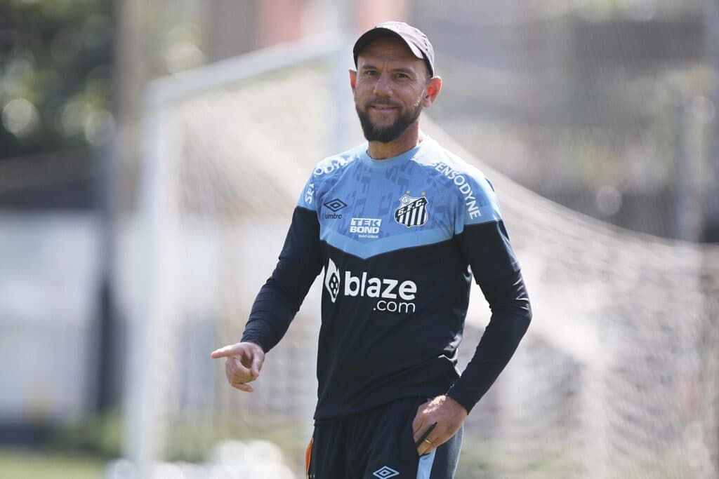 Acusado de assédio, técnico Kleiton Lima entrega o cargo do Santos feminino
