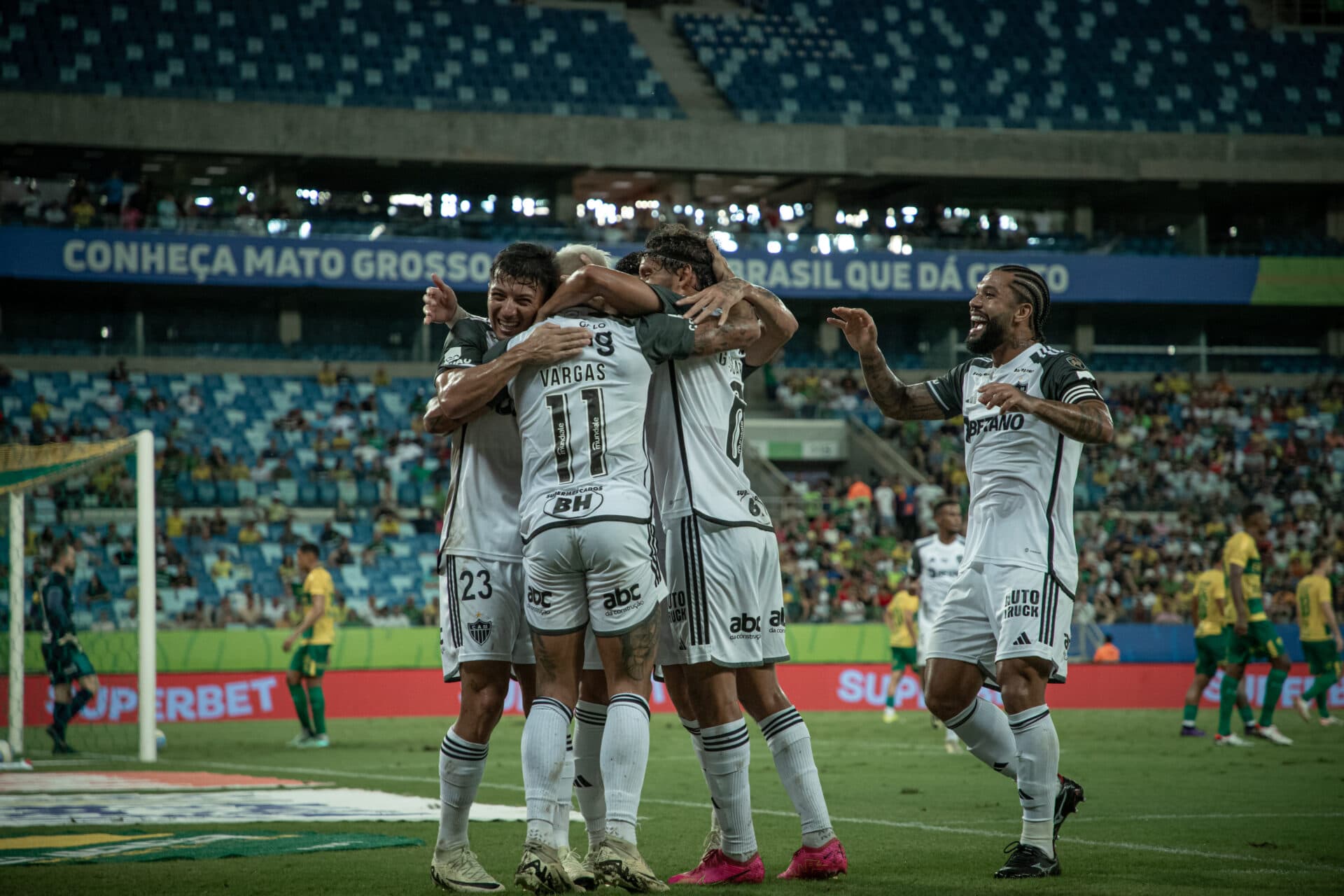 Galo bate o lanterna Cuiabá e assume a liderança provisória do Brasileirão