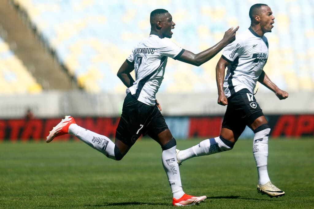 Botafogo vence clássico contra o Flamengo e assume a liderança