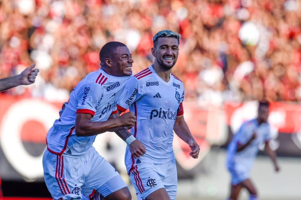 Flamengo vence o Atlético-GO com pênalti polêmico nos acréscimos