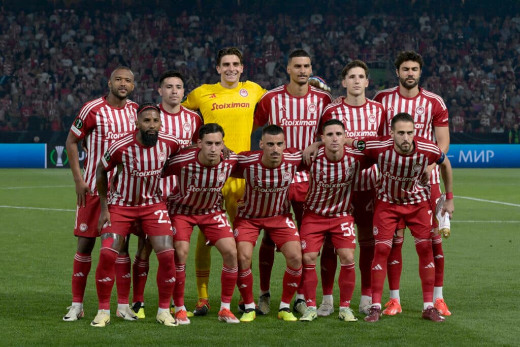 Olympiacos faz história contra Fiorentina e é campeão da Conference League