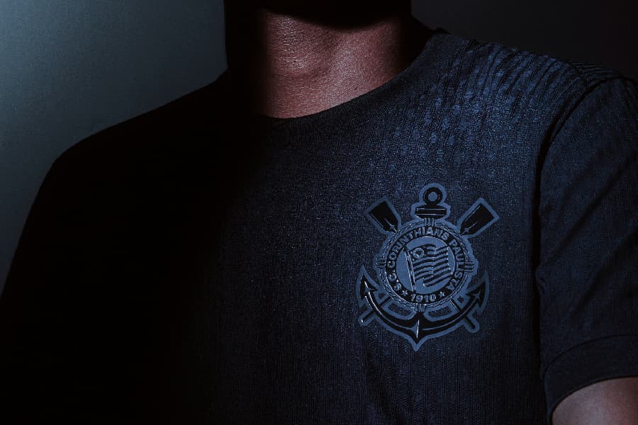 Corinthians lança novas camisas e entra na moda blackout; veja fotos