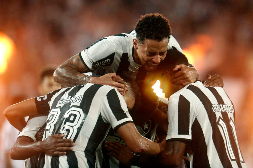 Botafogo supera o Vitória na reta final e constrói vantagem na Copa do Brasil