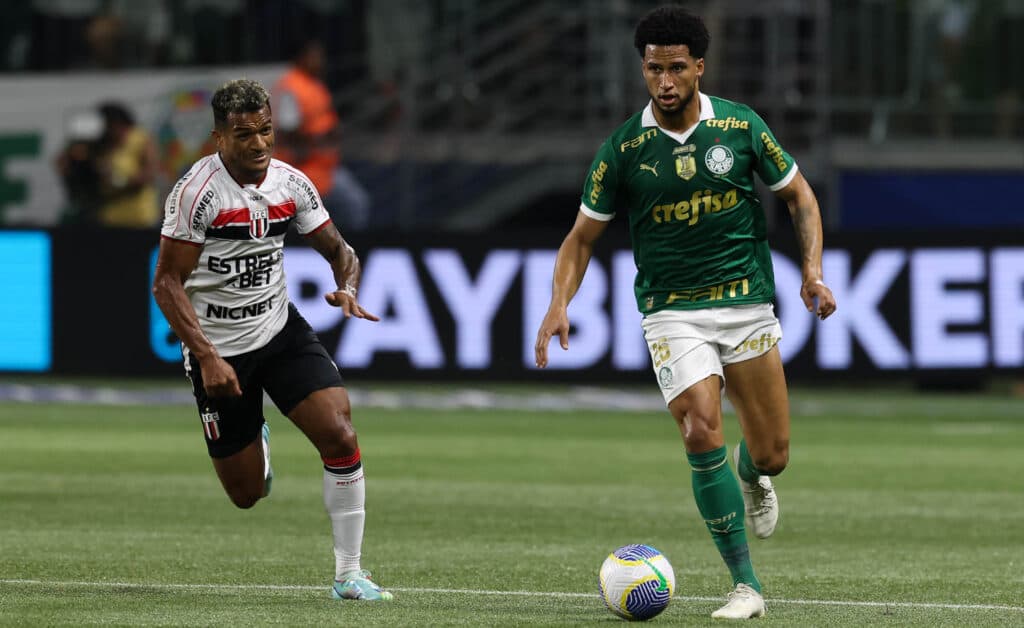 Palmeiras marca no último lance e larga na frente do Botafogo-SP