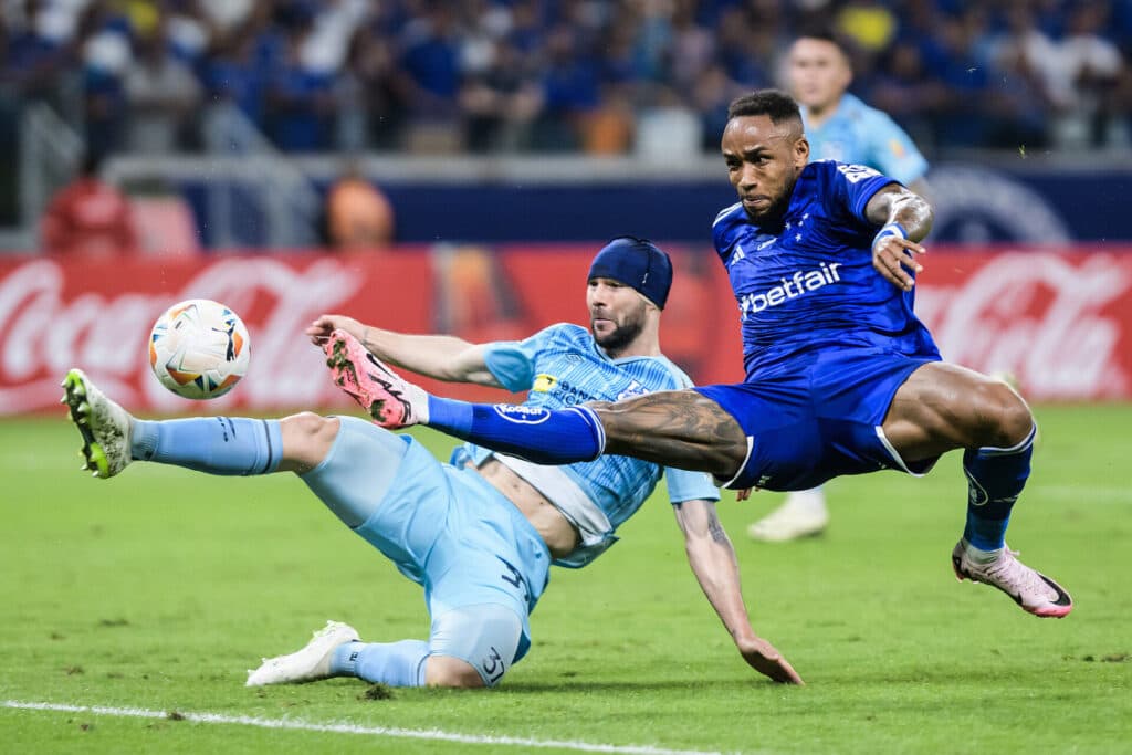 Cruzeiro bate Universidad Católica-EQU e garante vaga direta nas oitavas