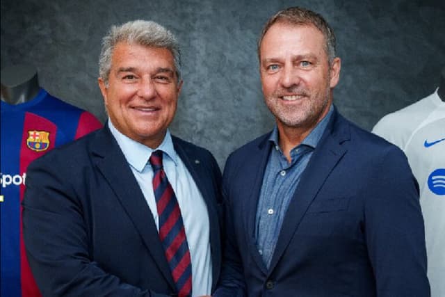 Hansi Flick renova com o Barcelona até 2028