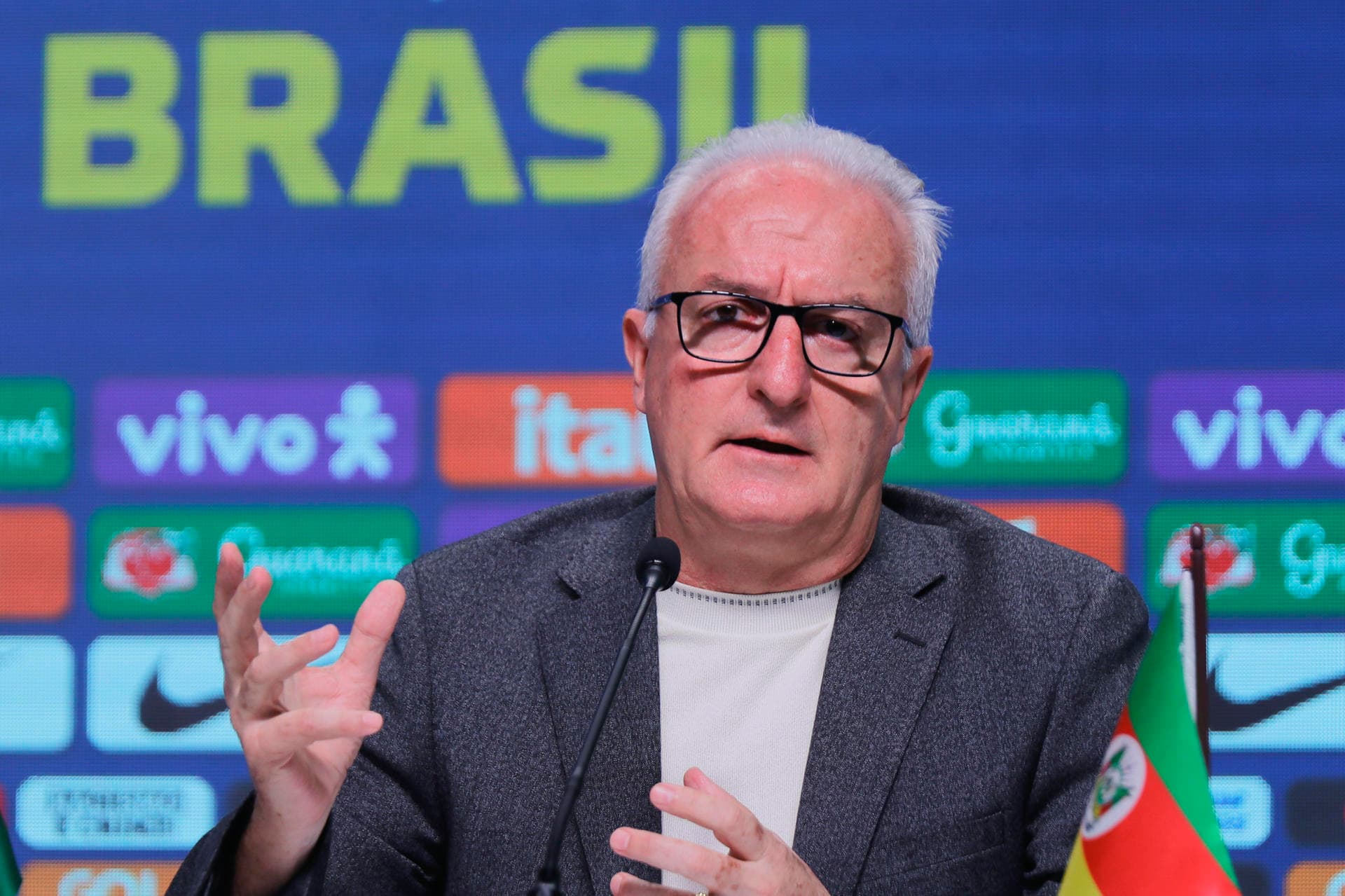 Dorival chama só três jogadores do Brasileirão apesar de promessa