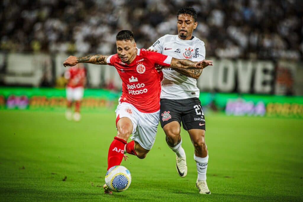 De virada, Corinthians bate América em Natal e se aproxima de vaga