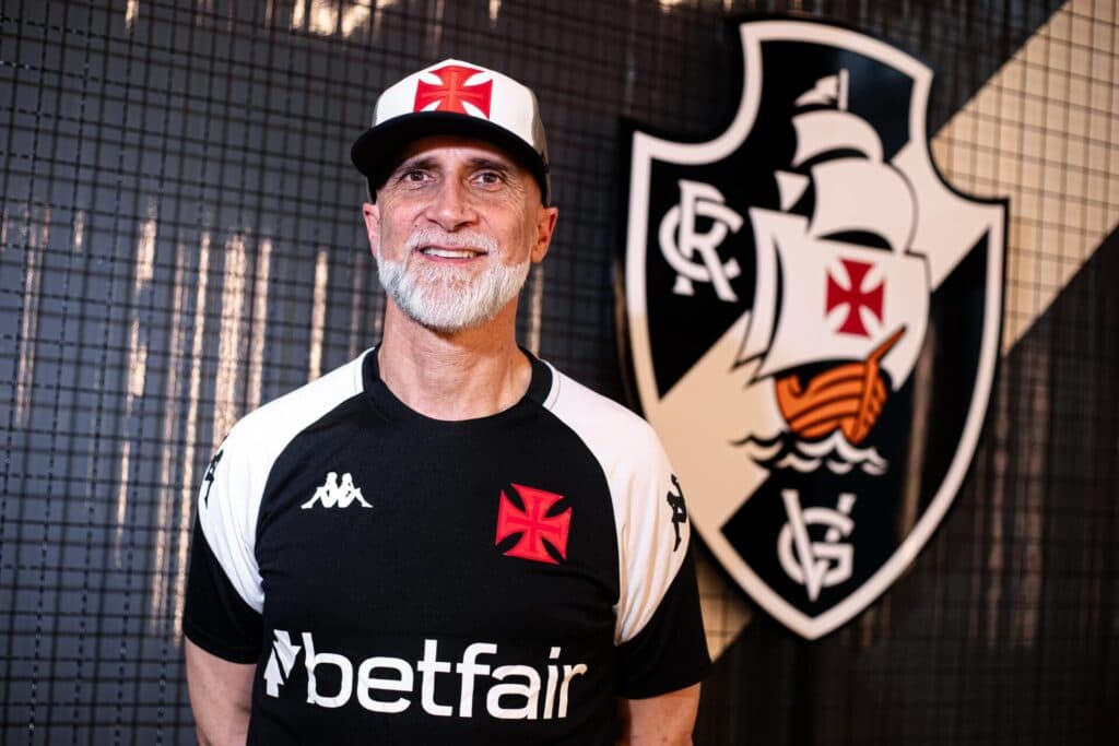 Com Álvaro Pacheco no Vasco, técnicos estrangeiros ocupam metade da Série A