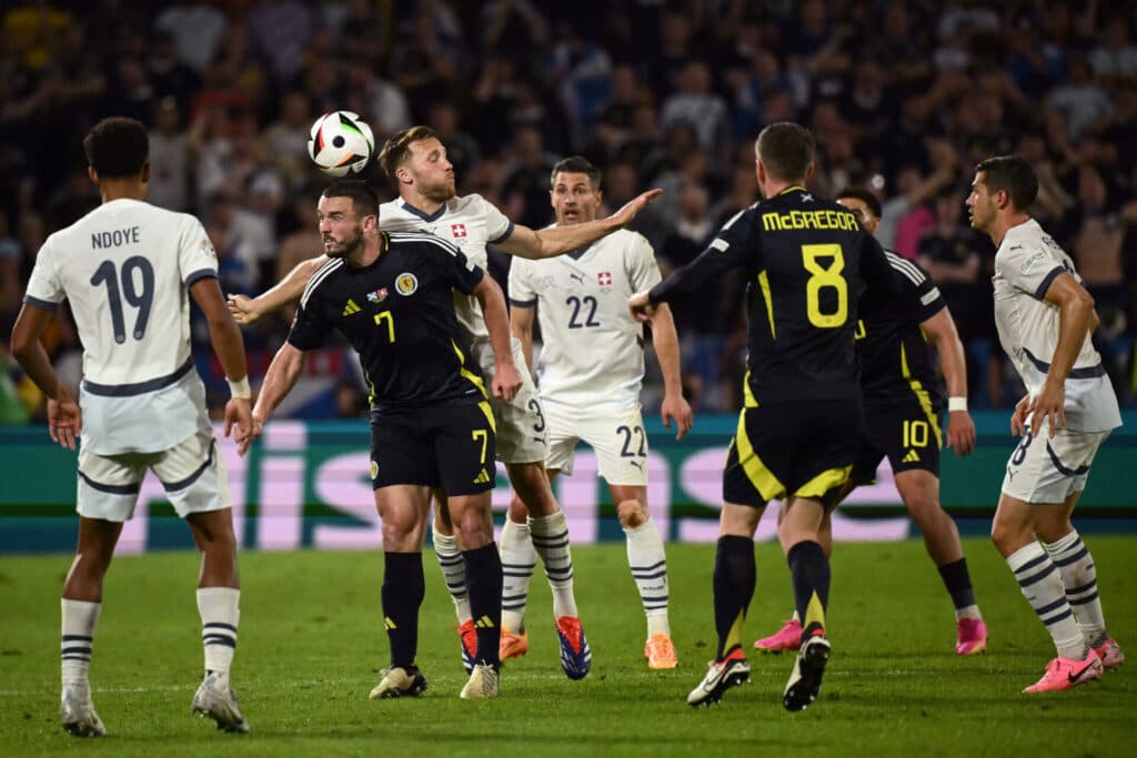 Euro: Escócia freia Suíça e empate deixa vagas abertas no grupo