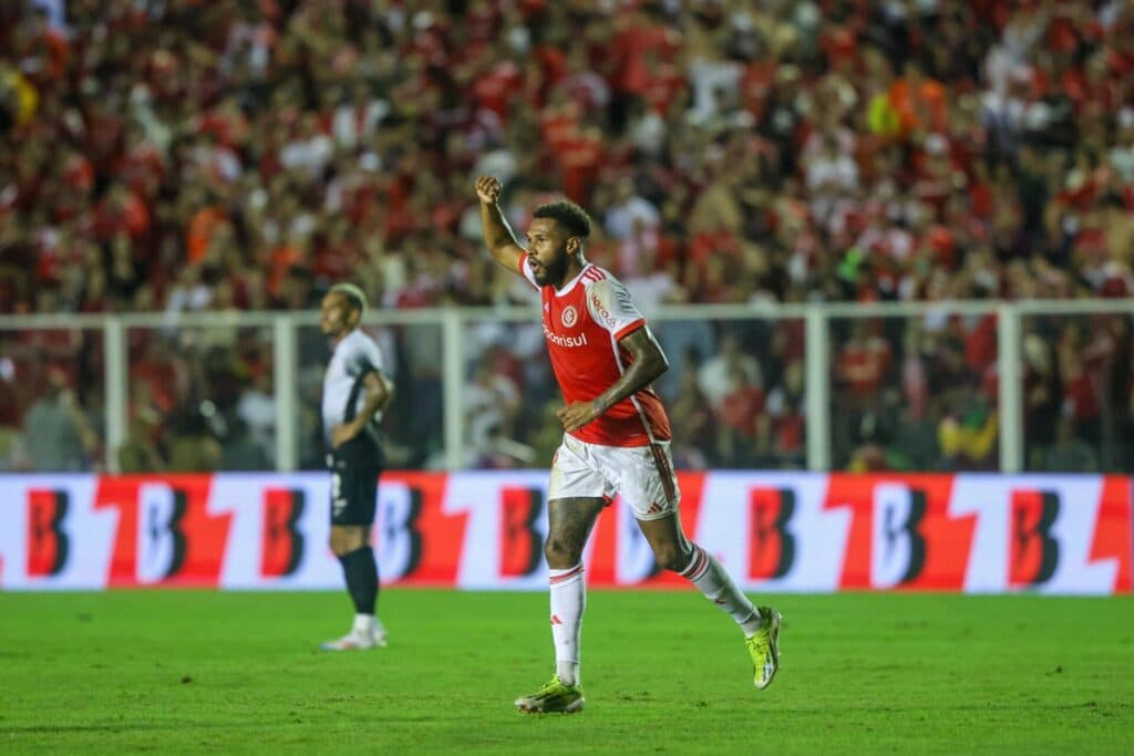 Inter vence em SC e empurra o Corinthians para a zona de rebaixamento