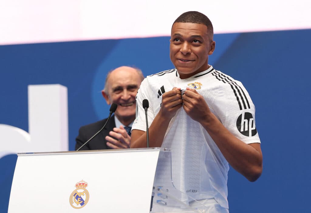 Com referências a CR7, Mbappé é apresentado no Real Madrid