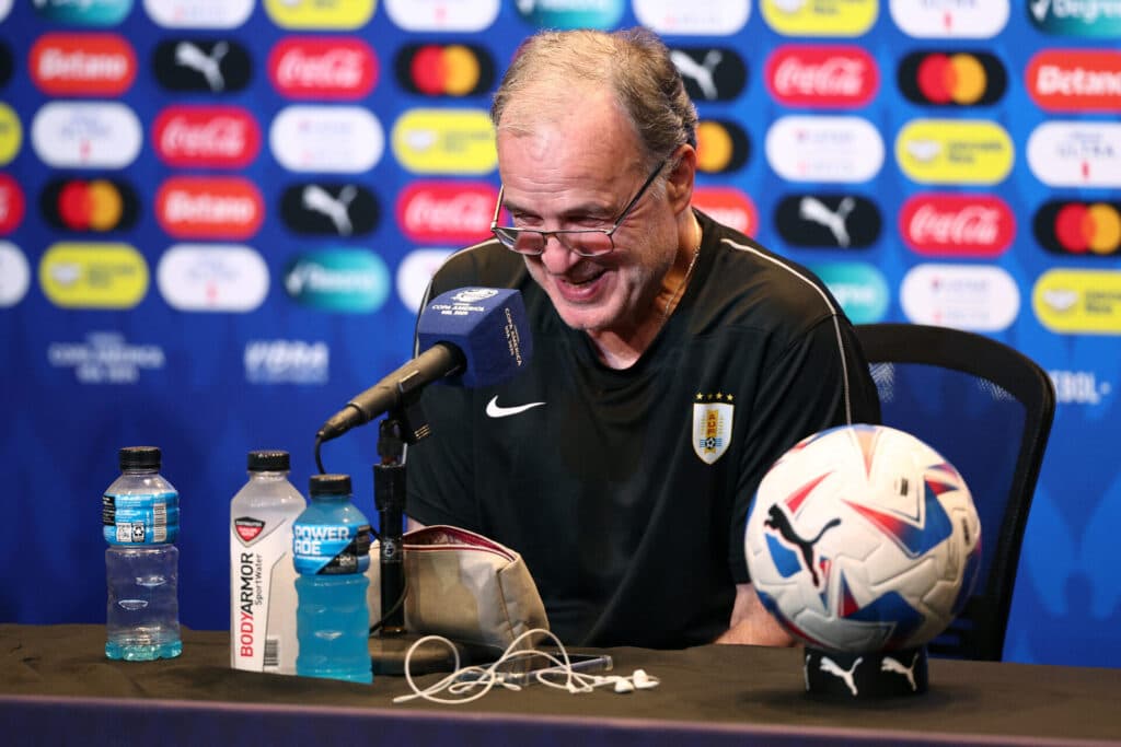 Perto de final, Bielsa arranca coletânea de risos em coletiva