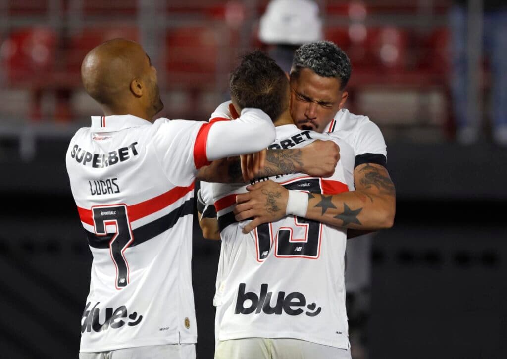 São Paulo larga na frente do Goiás nas oitavas da Copa do Brasil