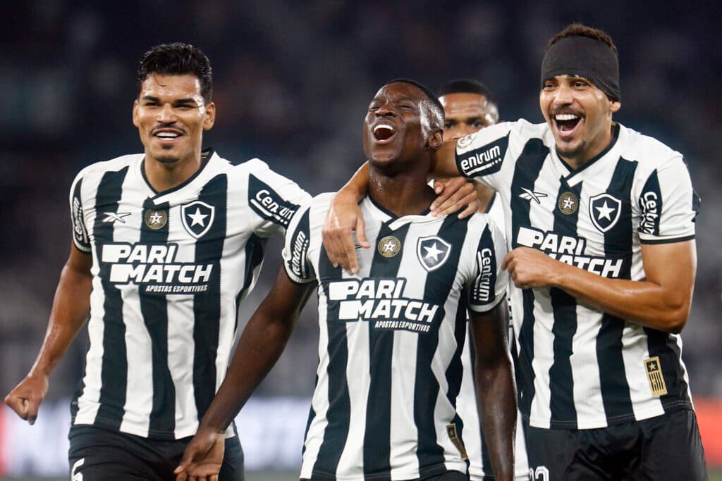 Botafogo sobra contra o Galo e mantém perseguição ao Fla