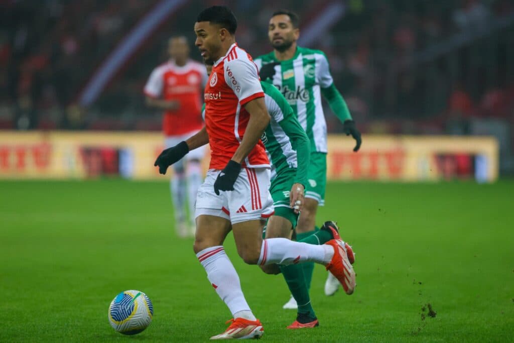 Juventude marca no final e leva vantagem contra o Inter para Caxias