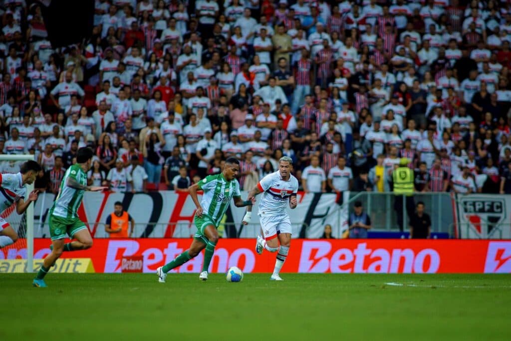 São Paulo deixa o G-4 com empate sem gols contra o Juventude