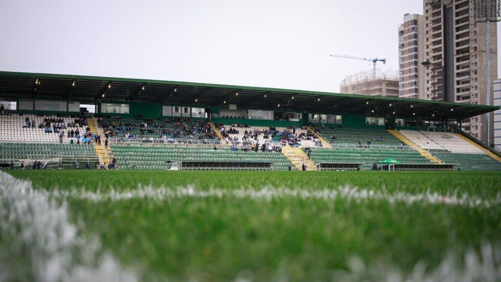 Mais um clube brasileiro adere ao gramado sintético