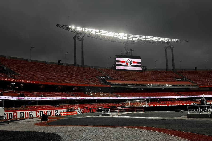 Torcedores são internados após serem atingidos por placas no MorumBis