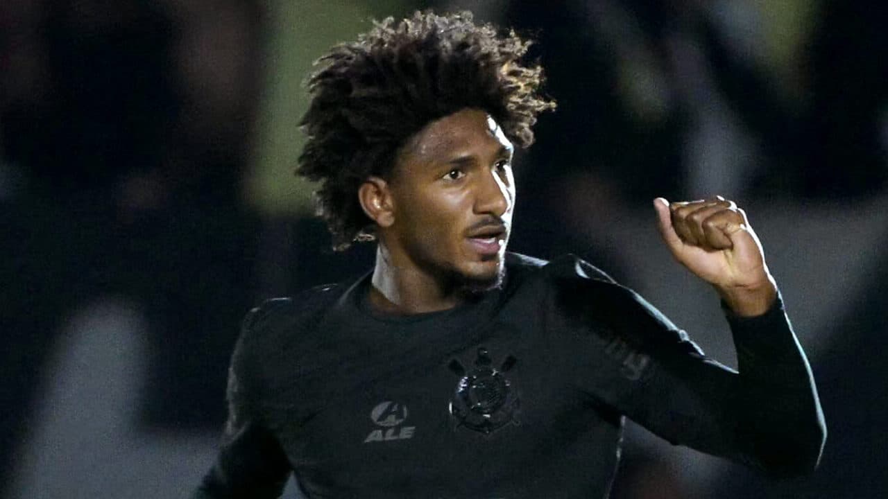 Corinthians vence o Bragantino e leva vantagem para casa na Sul-Americana