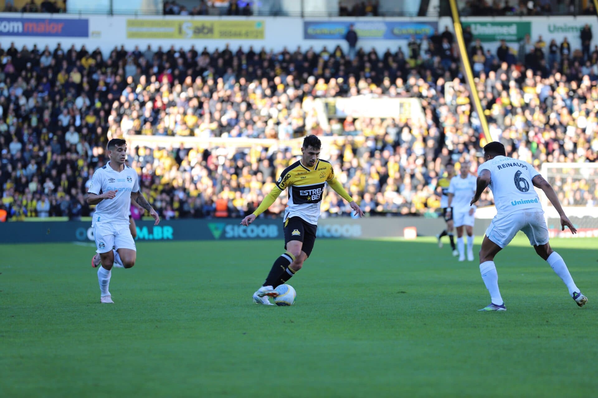 Grêmio vence o Criciúma e respira no Brasileirão