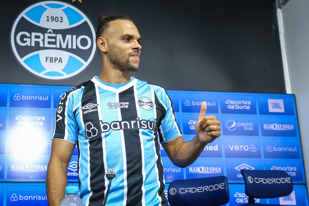 Atacante do Grêmio critica grama sintética no Brasil: ‘perigoso’