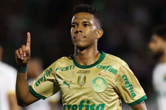 Estêvão tem noite inesquecível, e Palmeiras goleia o Cuiabá