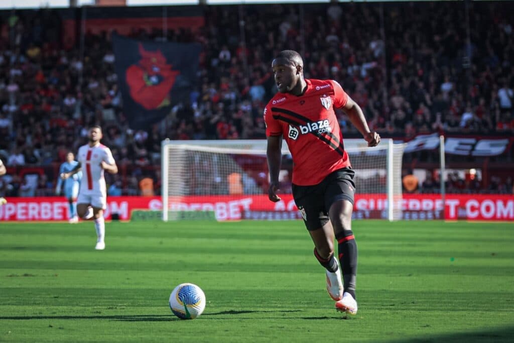 Atlético GO supera o Internacional e vence a primeira em casa