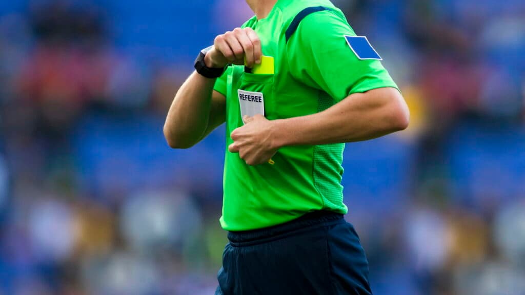 Veja a história por trás do cartão vermelho mais rápido da história!